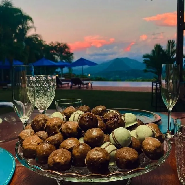 Plato de trufas al atardecer