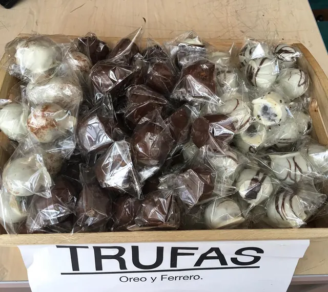 Bandeja de trufas con el letrero «Trufas» en la universidad