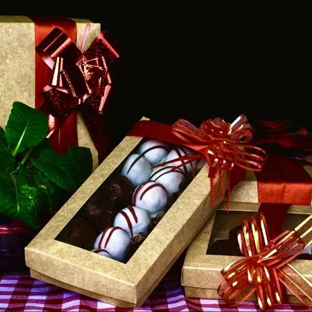 Cajas kraft de trufas con moños rojos, listas para regalar